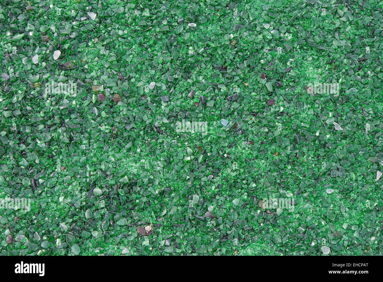 Pequeños trozos de vidrio verde utilizado en arriates de flores en un parque. Puede utilizarse como fondo y color inspiración Foto de stock