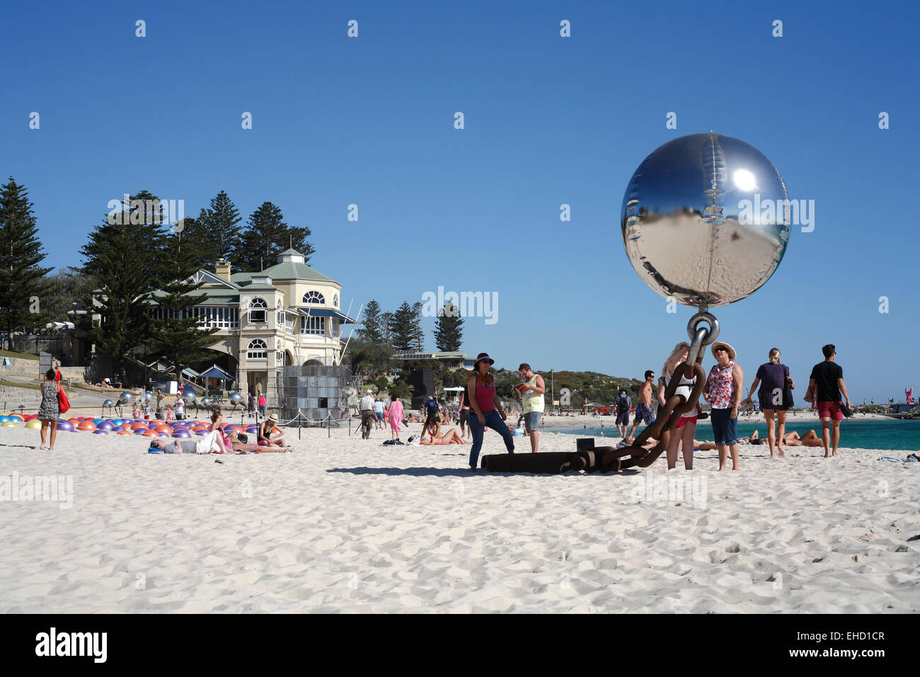 Obras de arte en exhibición en el 2015 Escultura del Mar evento. La playa de Cottesloe, Perth, Australia Occidental. Foto de stock