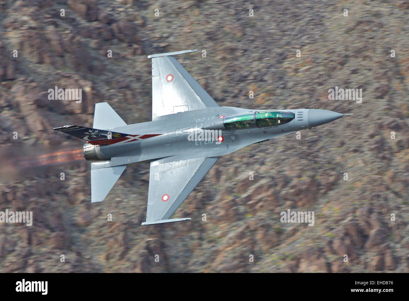 Cerrar imagen real de un F-16 de la Fuerza Aérea danesa combates Falcon Jet Fighter, recalentar encendida a bajo nivel en Rainbow Canyon. Foto de stock
