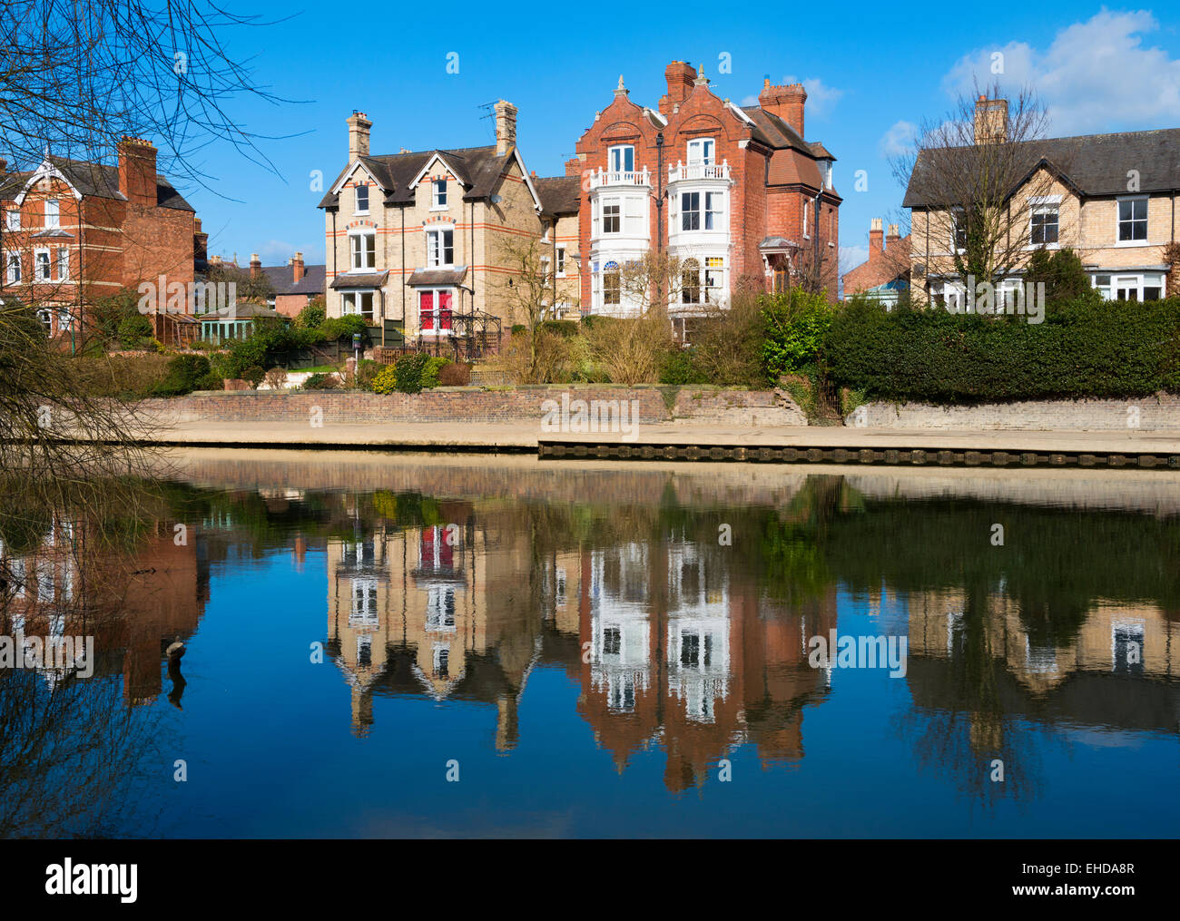 Riverside la vivienda a lo largo del río Severn, cerca del azud, Shrewsbury, Shropshire, Inglaterra. Foto de stock