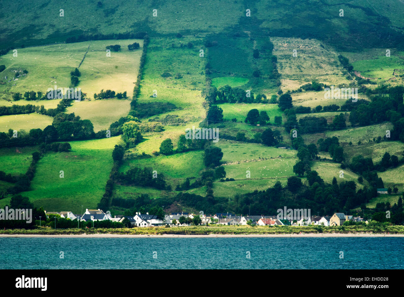 Glenariff Aldea Roja cruzando la bahía. Irlanda del Norte Foto de stock
