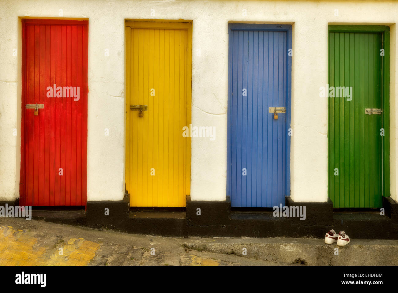 Puertas de colores. Pier, Ennicrone Inishfree, Irlanda Foto de stock