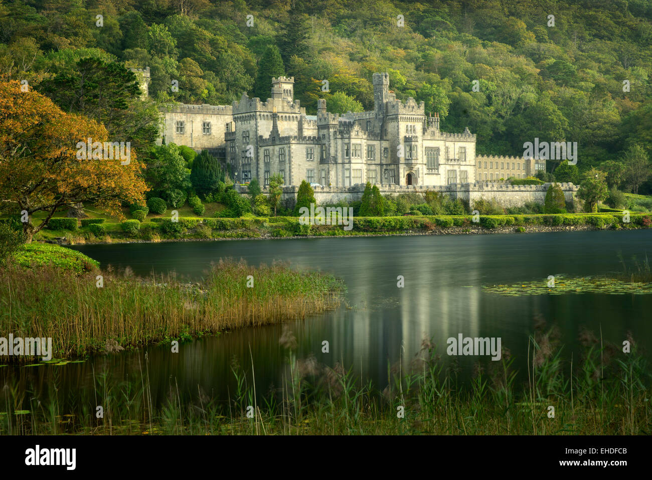 La abadía de Kylemore y el lago. Región de Connemara, Irlanda Foto de stock