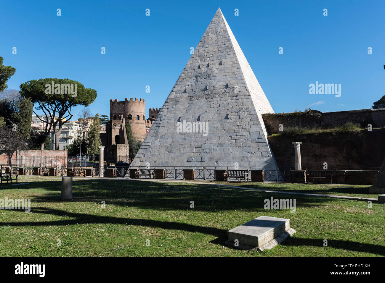 Pirámide de Caio Cestio Roma Italia Fotografía de stock Alamy Pirámide de Caio Cestio Roma Italia Fotografía de stock Alamy