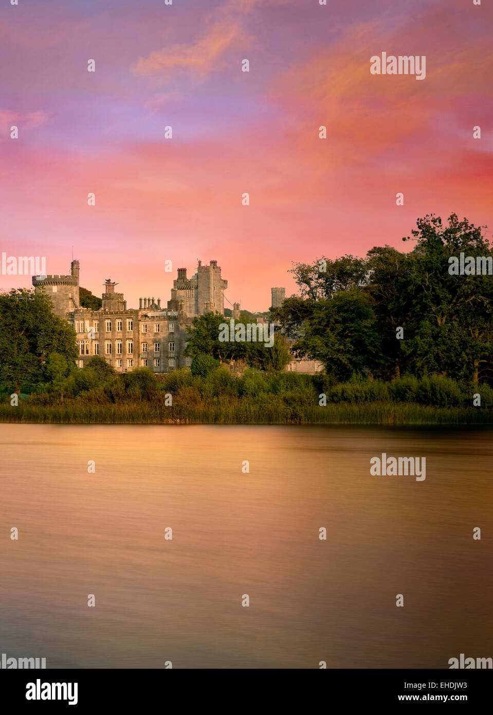 Estanque y Dromoland Castle al amanecer. Irlanda Foto de stock