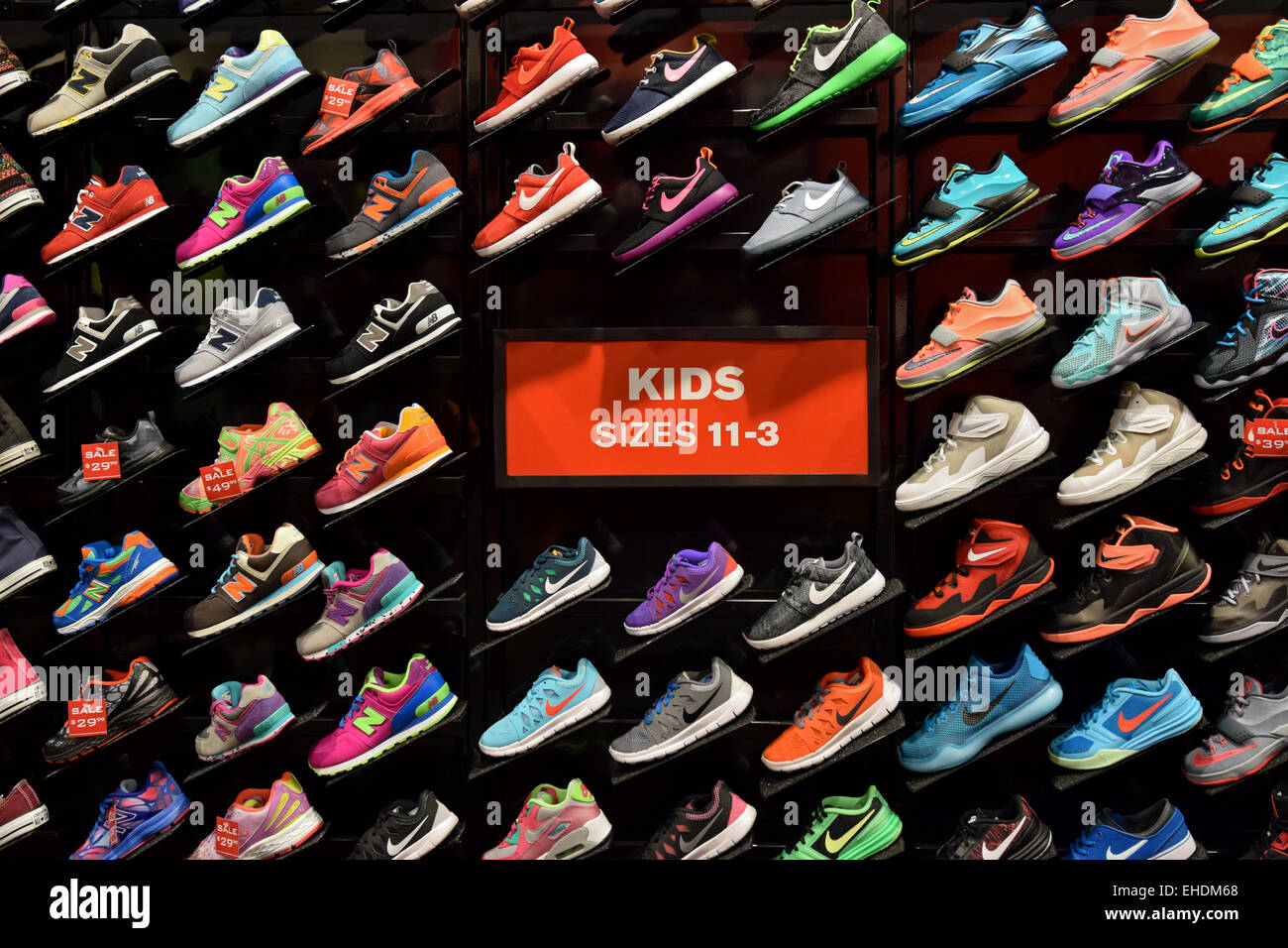 Pantalla a color de zapatos atléticos de niños a Locker artículos deportivos en Broadway en Greenwich Village, Nueva York de stock - Alamy