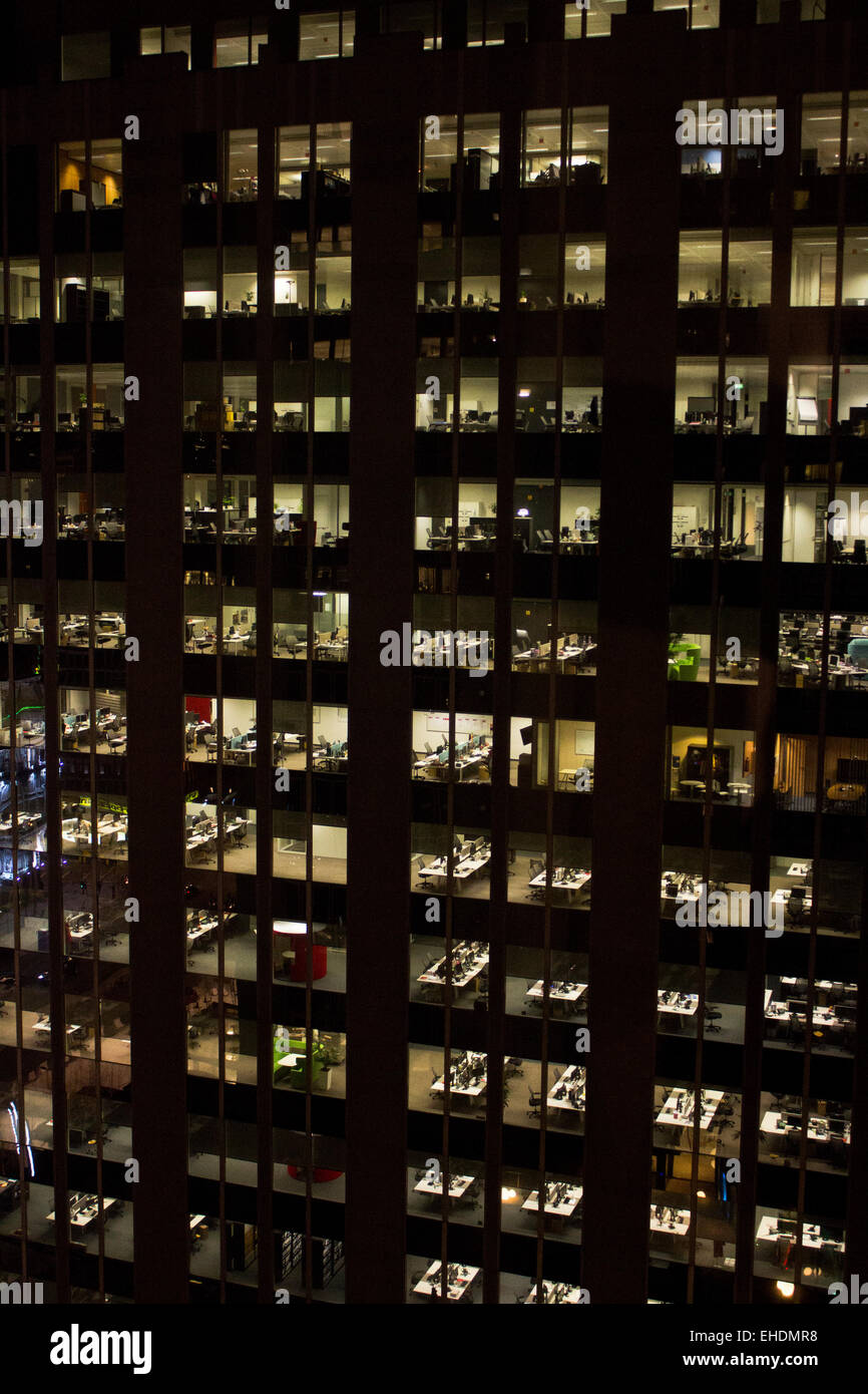 Las ventanas de las oficinas por la noche Foto de stock