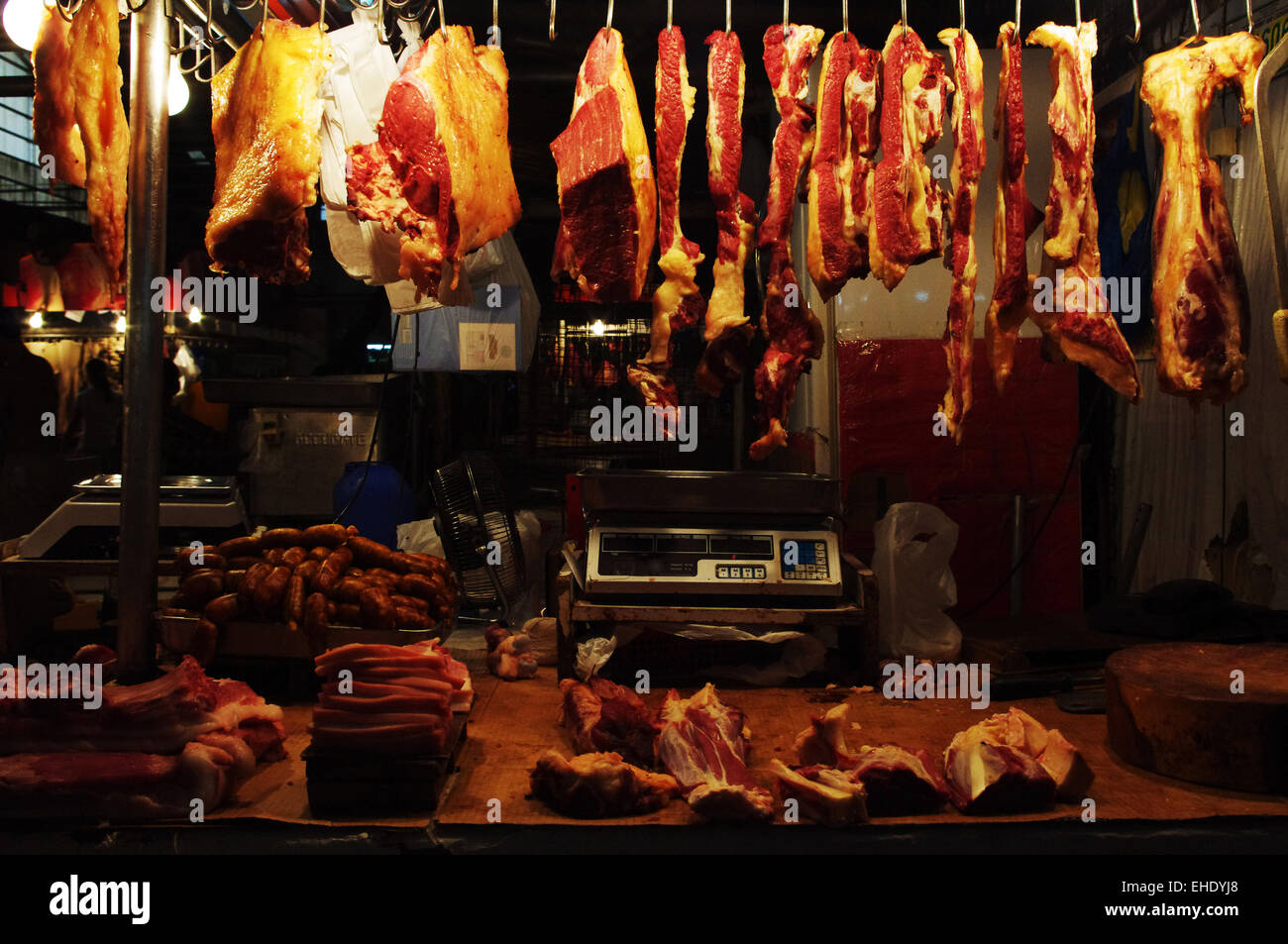 En el mercado de carnes colgantes Fotografía de stock - Alamy