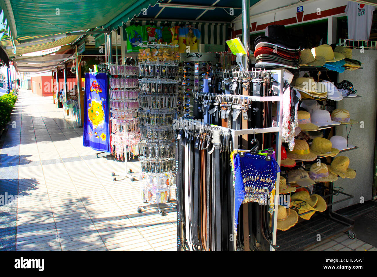Tienda de venta de recuerdos turísticos en Puerto de Mogan, Gran Canaria  Fotografía de stock - Alamy