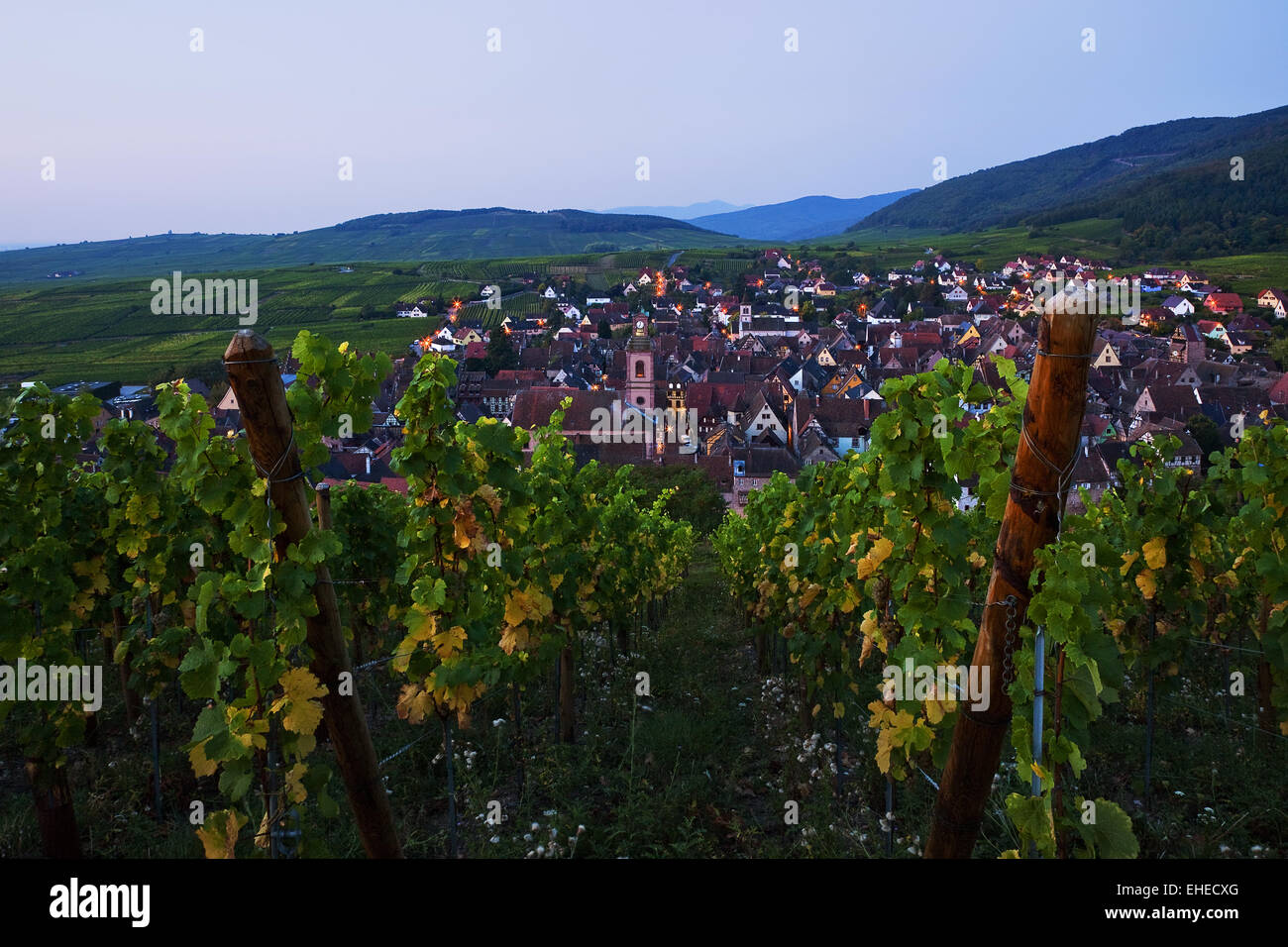 Vistas sobre el pueblo de Riquewihr, Francia Foto de stock