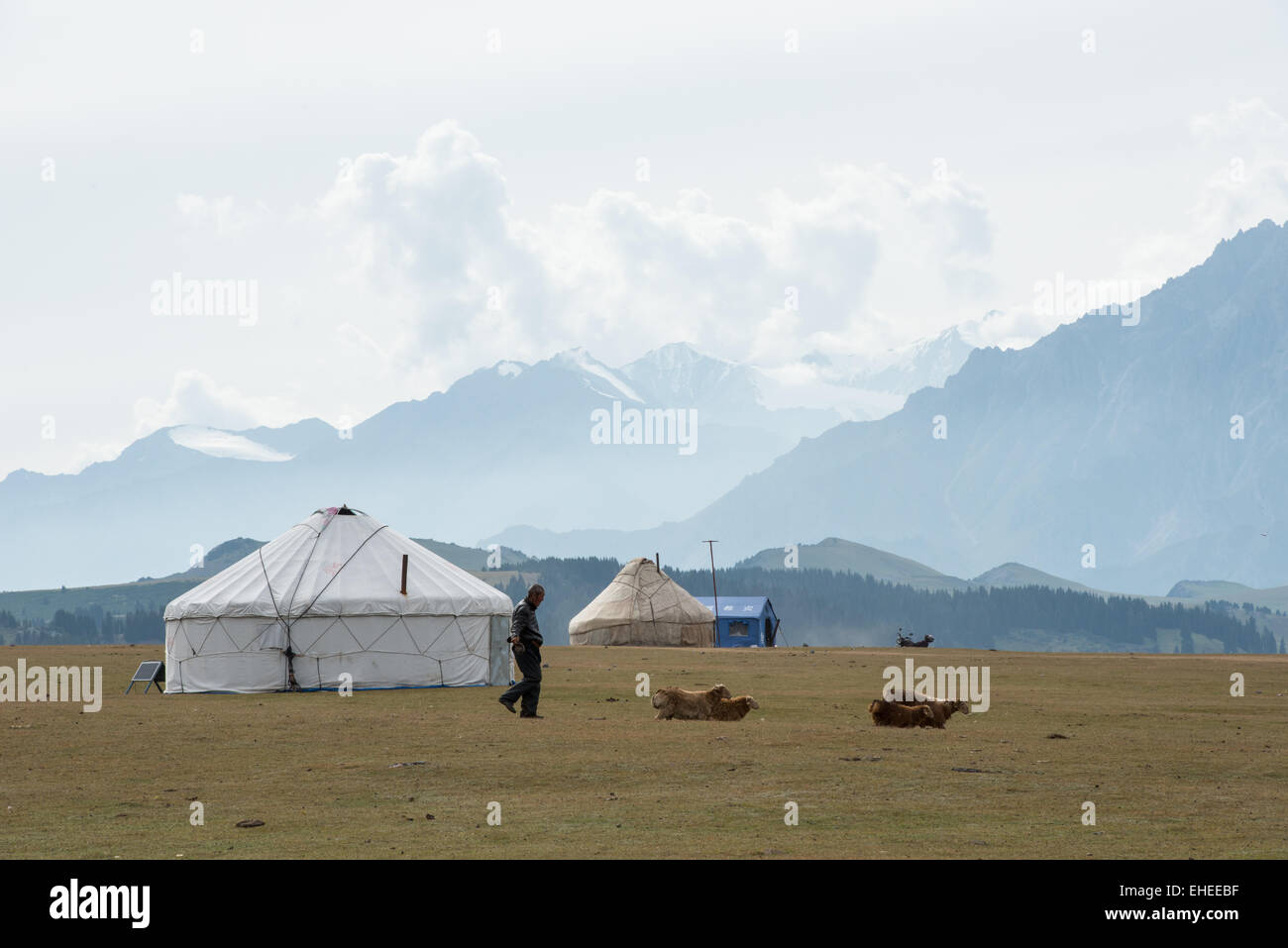 Lago Sayram, kazajo Yurts Foto de stock