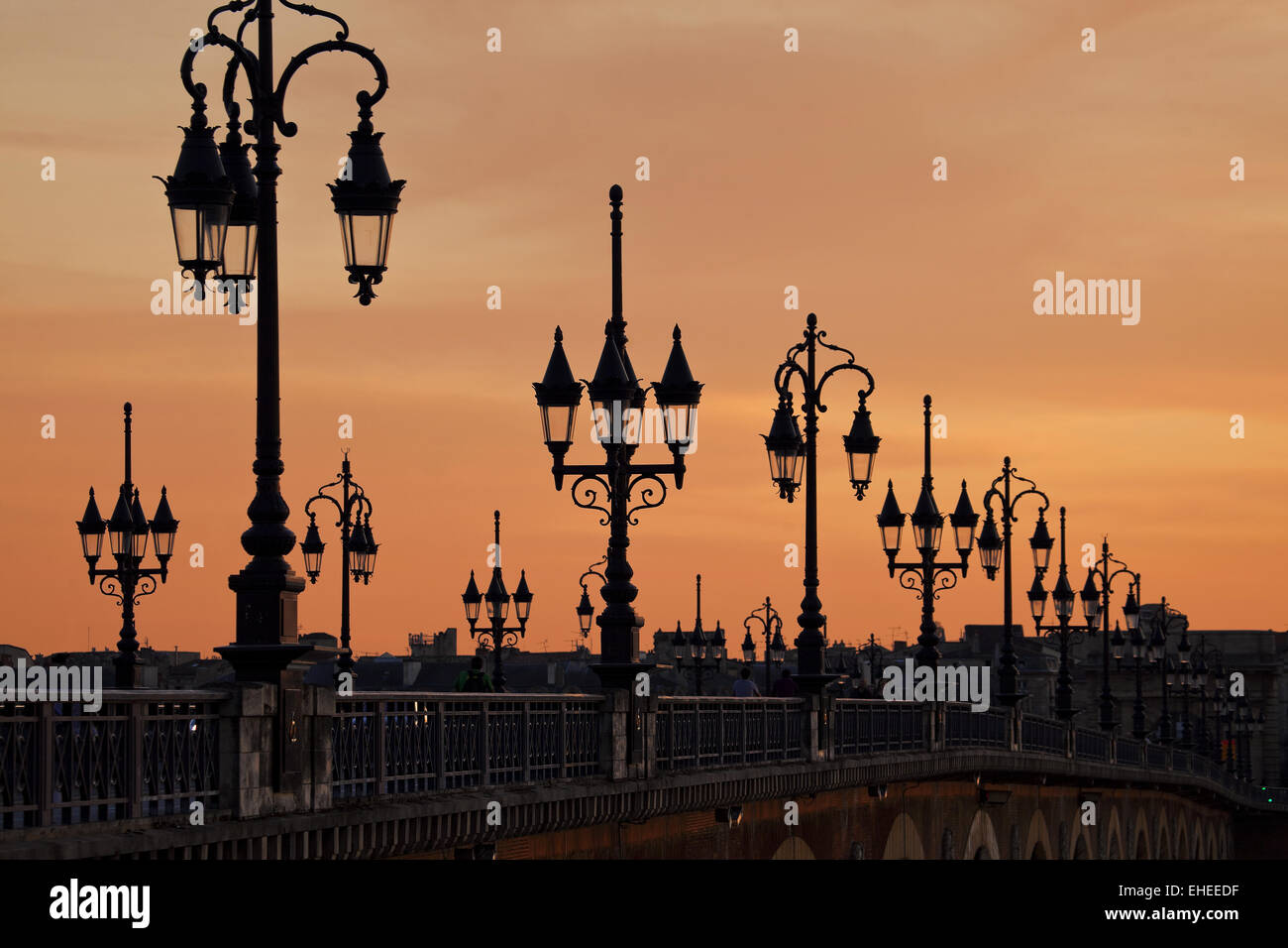 Linternas sobre el puente Pont de Pierre Foto de stock