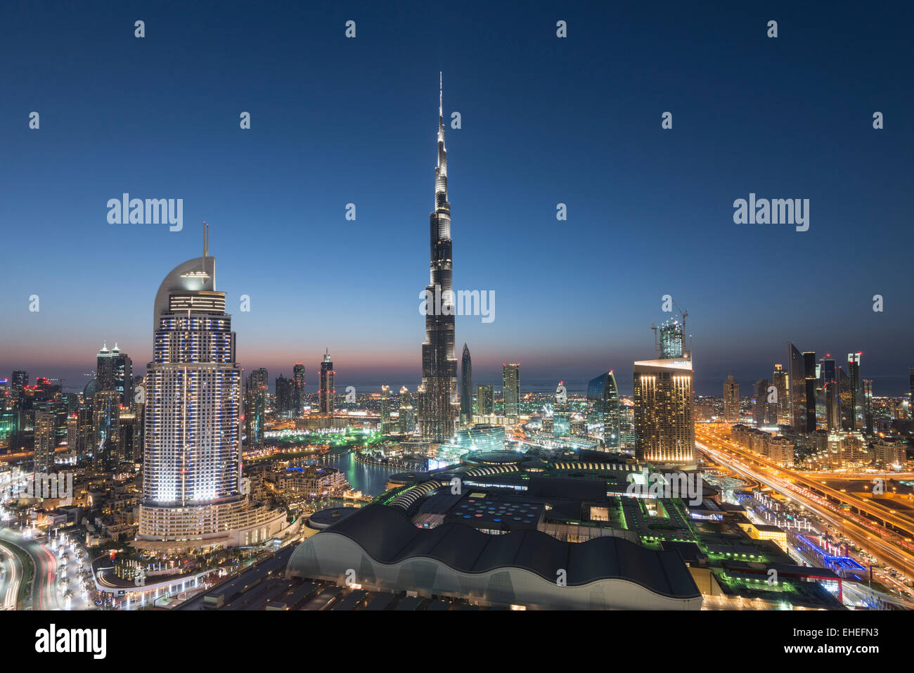 , El Burj Dubai Mall y el horizonte del centro de la ciudad en la noche de Dubai, en los Emiratos Árabes Unidos Foto de stock