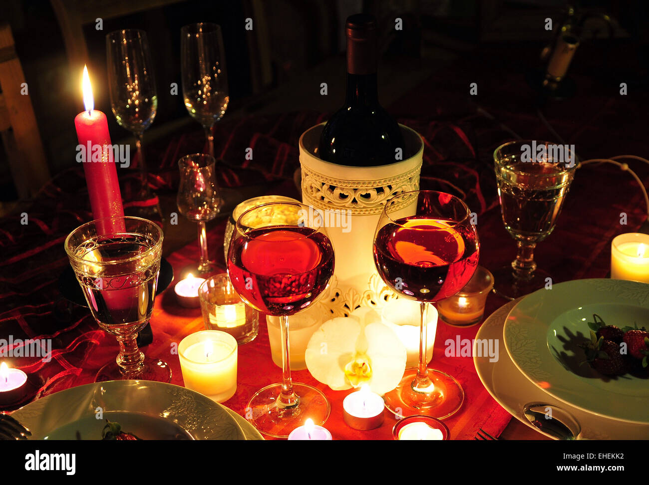 Cena romántica con velas Fotografía de stock - Alamy