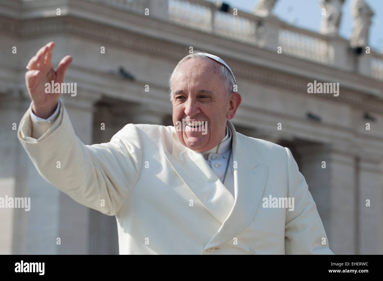 El Papa Francisco saluda a fieles Foto de stock