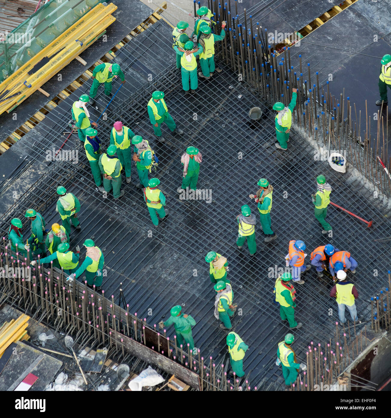 Los trabajadores migrantes en el sitio de construcción de apartamentos de gran altura de la torre de rascacielos en Dubai, Emiratos Árabes Unidos Foto de stock