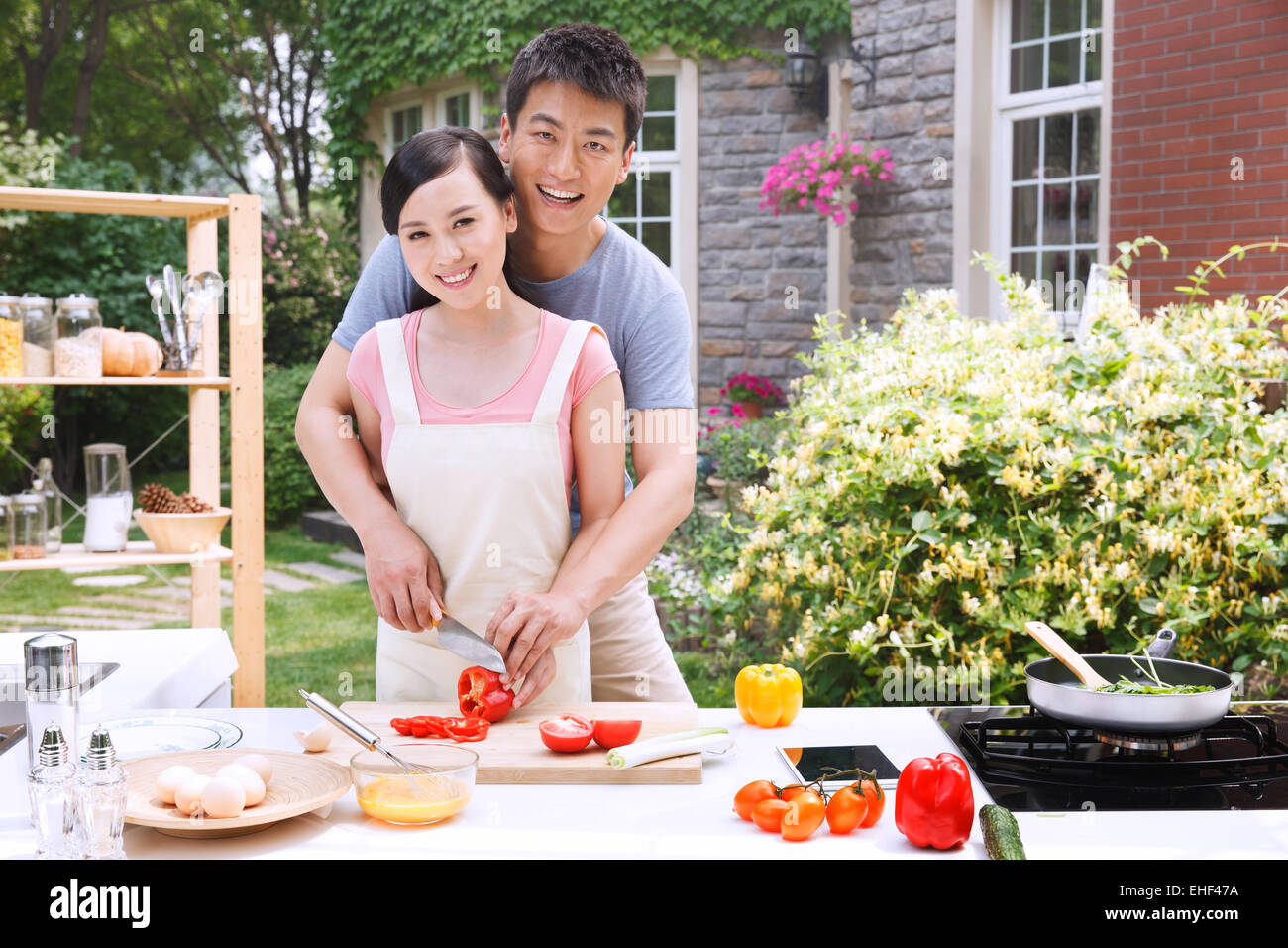 Cerca de la joven pareja es cocinar en la cocina Foto de stock