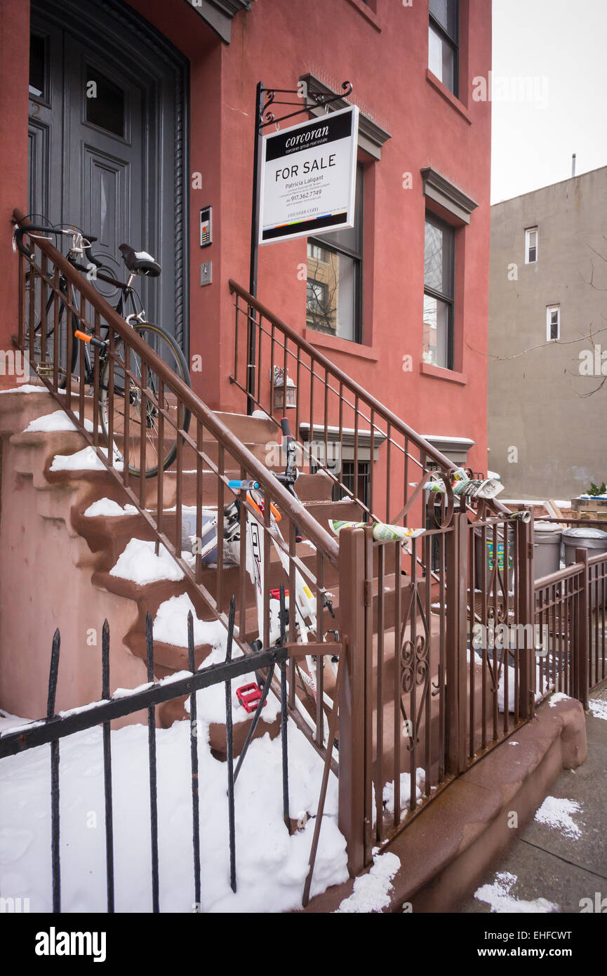 Se anuncia una casa en venta en el barrio de Williamsburg de Brooklyn, en Nueva York, el sábado, 7 de marzo de 2015. (© Richard B. Levine) Foto de stock