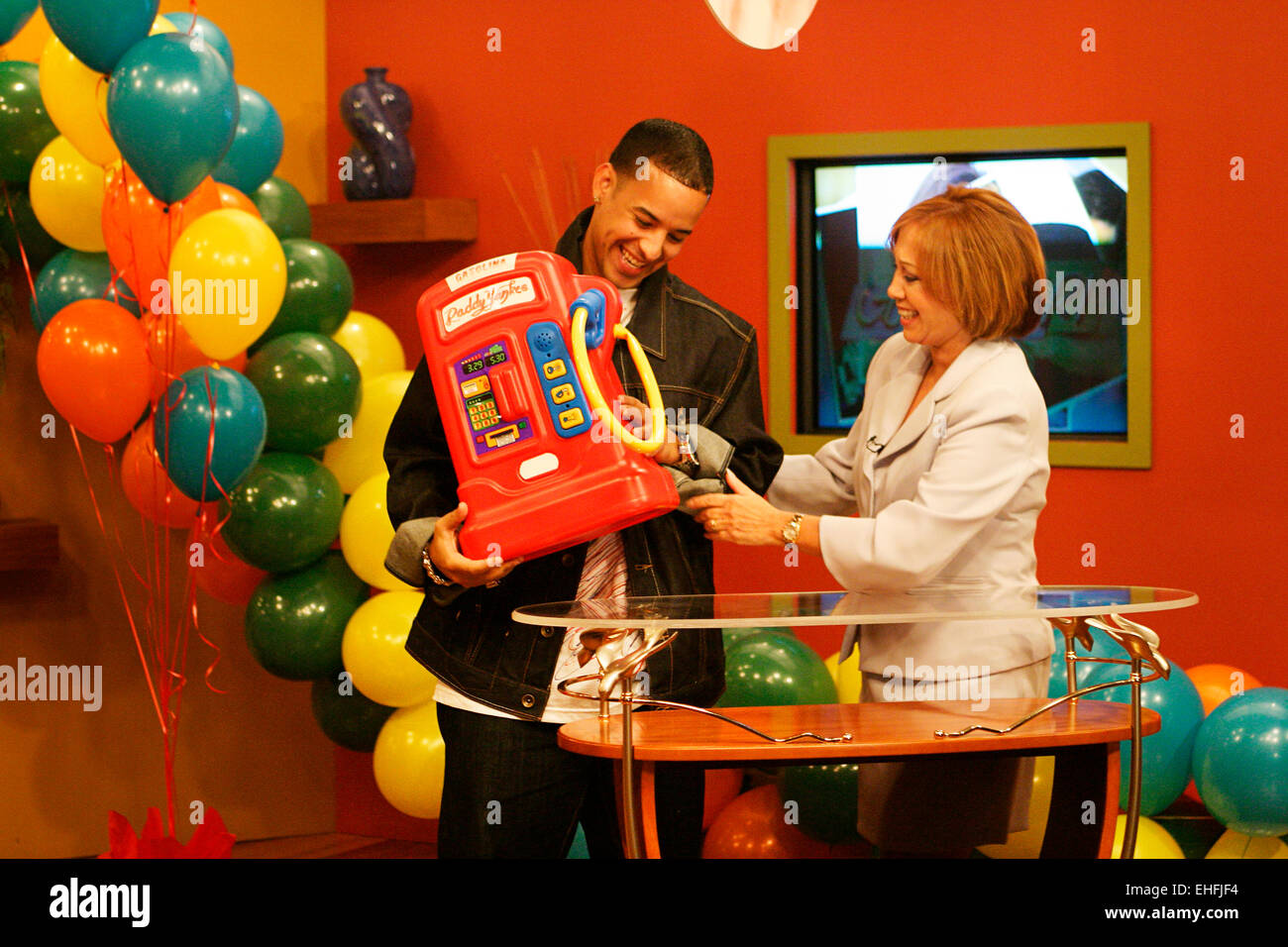 Daddy Yankee con un juguete bomba de gas en un programa de televisión en Puerto Rico. Foto de stock
