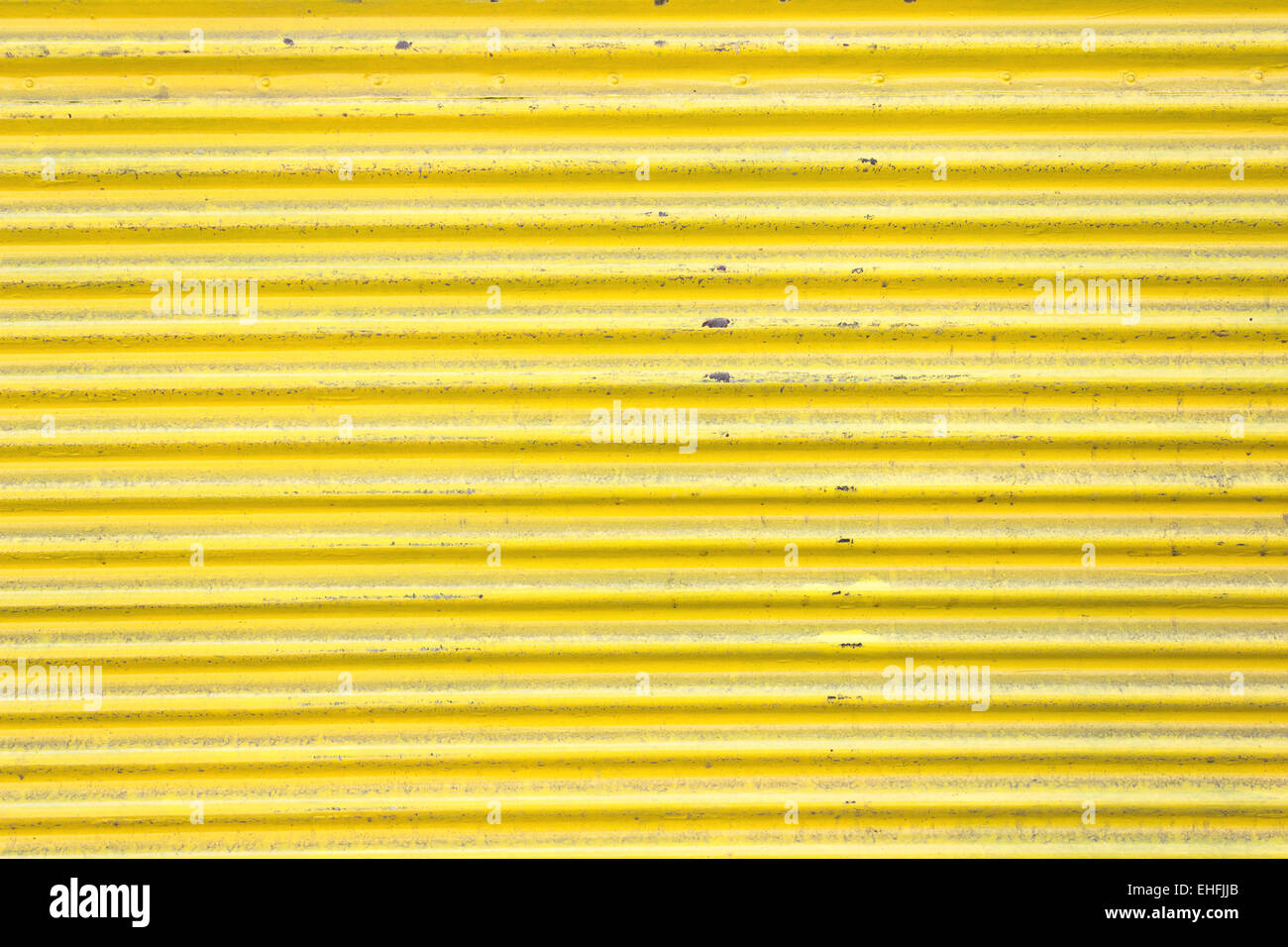 Hoja de metal corrugado amarillo puerta corredera como fondo Foto de stock