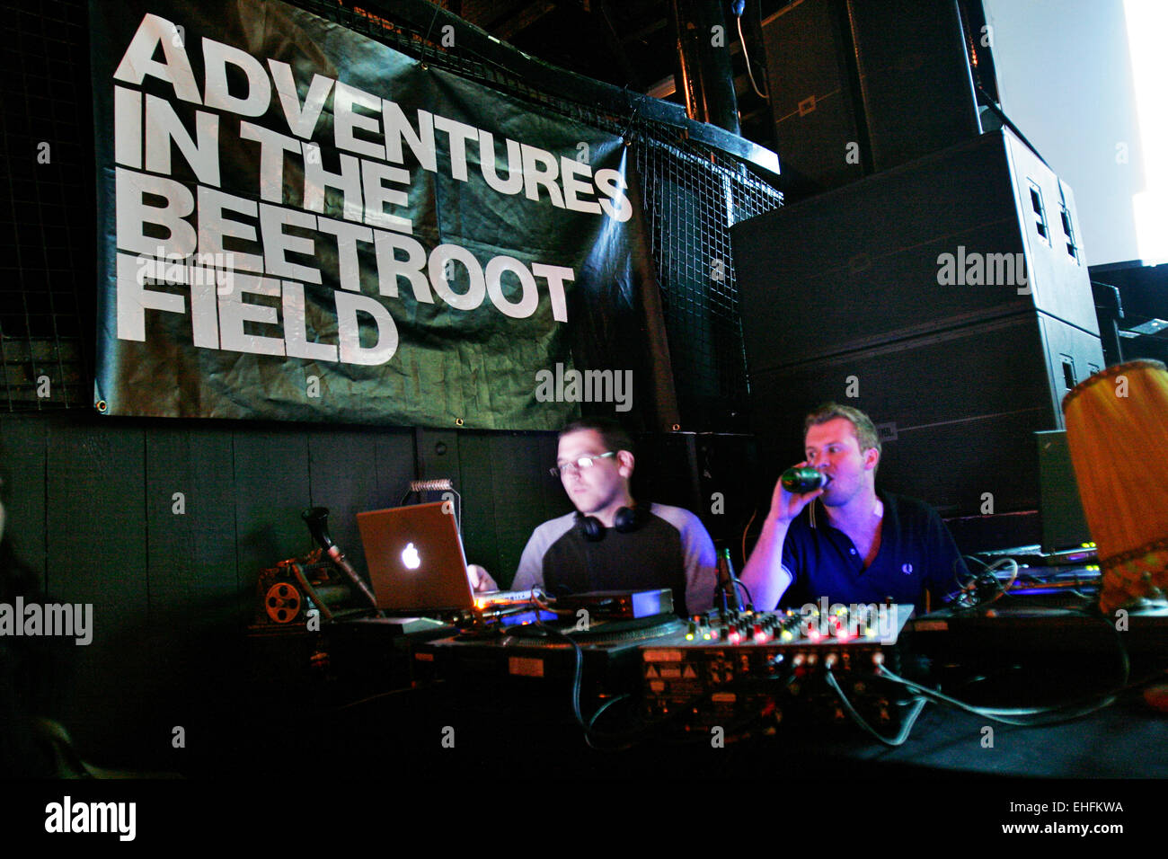 Warp DJs en aventuras en el campo de remolacha en Kokos en Camden. Foto de stock