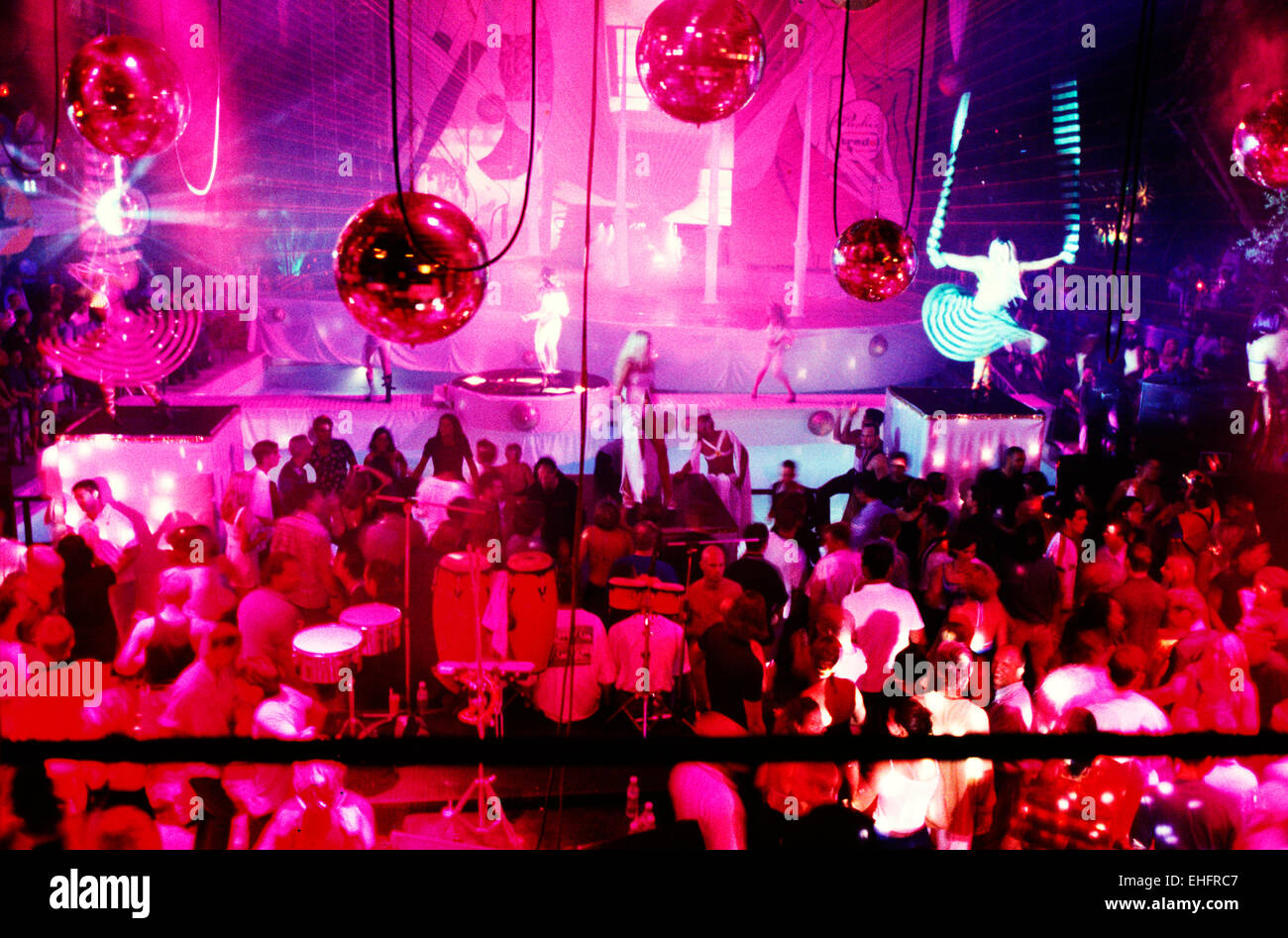 Plano amplio de manumisión en la discoteca Privilege en Ibiza. Foto de stock