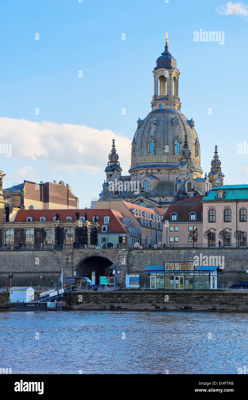 Vistas del río Elba hasta la iglesia Frauenkirche, Dresde, Sajonia, Alemania. Foto de stock