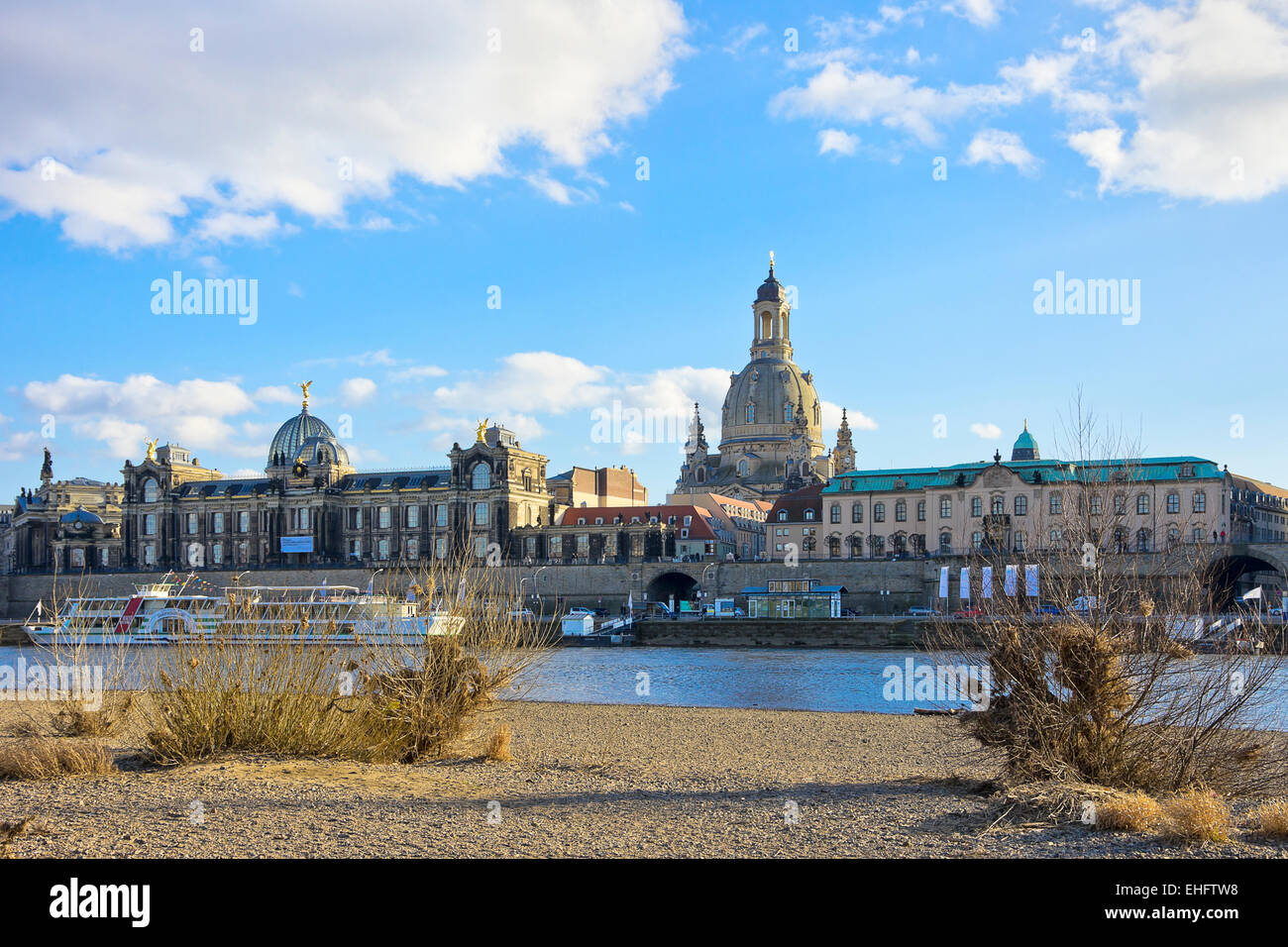 Dresde, Sajonia, Alemania - La Terraza Bruhl mostrando la Academia de Bellas Artes y la iglesia Frauenkirche. Foto de stock