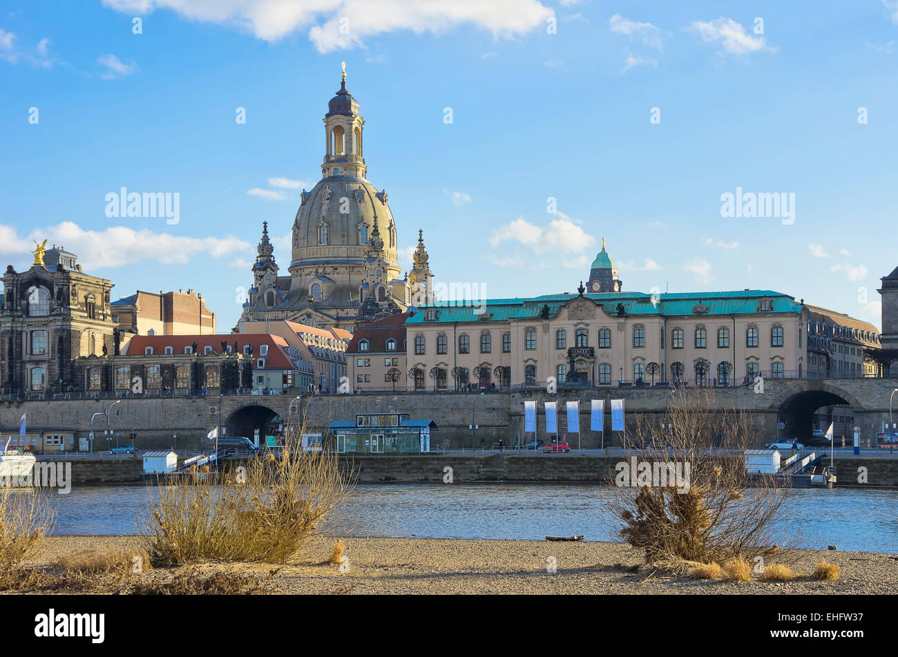 Dresde, Sajonia, Alemania - Bruhl's Terrace y la iglesia Frauenkirche. Foto de stock