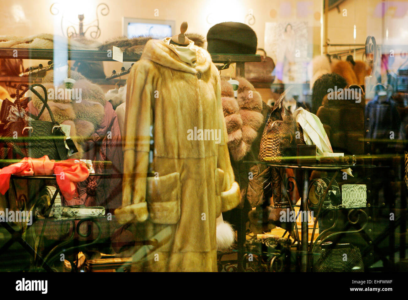 Los abrigos de pieles para la venta en los escaparates en Plovdiv, Bulgaria. Foto de stock