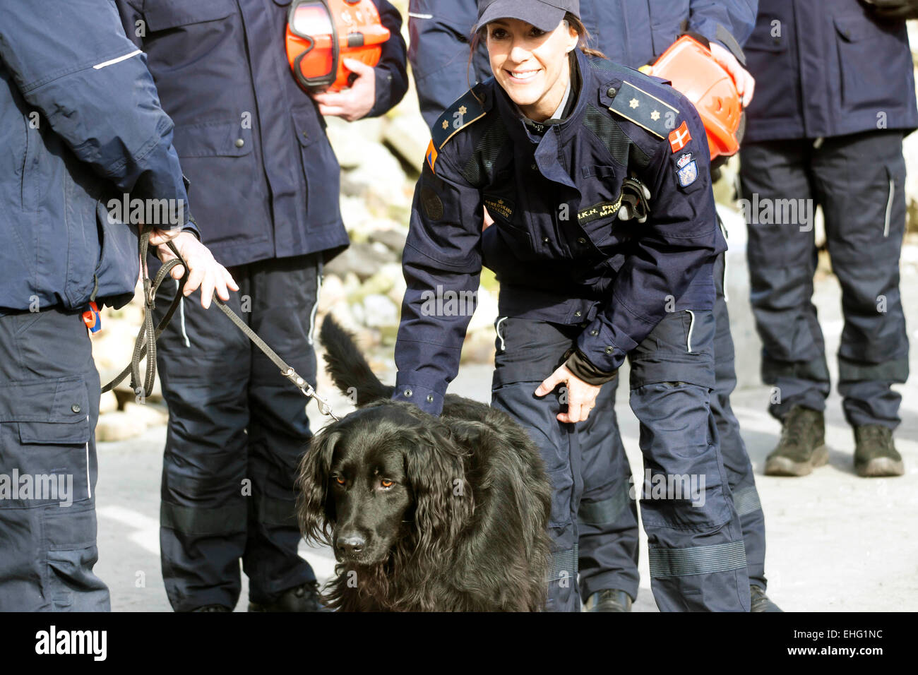 Hedehusene, Dinamarca. 13 de marzo de 2015. S.a.r. La princesa Marie acaricia uno de la Agencia de Gestión de Emergencias del rescate del perro. La princesa le dijeron que toma 3 años para entrenar a un perro para trabajar en una zona de desastre y utilizar el olor del CO2 de las personas atrapado aire respirable en su búsqueda de crédito: OJPHOTOS/Alamy Live News Foto de stock