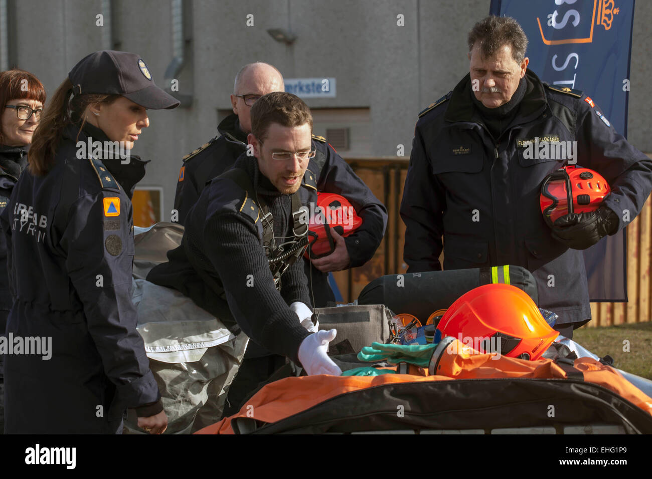 Hedehusene, Dinamarca. 13 de marzo de 2015. Los trabajadores de rescate mostrar S.A.R. la Princesa Marie Viste de protección que pueden utilizar en caso de desastre químico de crédito: OJPHOTOS/Alamy Live News Foto de stock
