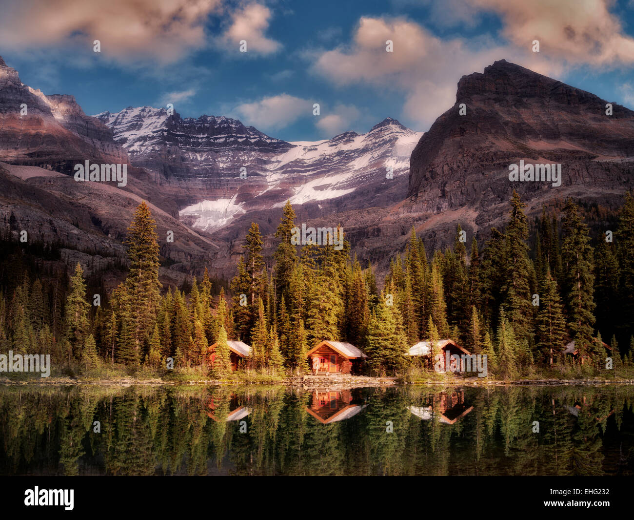 Cabañas en el lago O'Hara. El Parque Nacional Yoho, meseta Opabin, British Columbia, Canadá Foto de stock