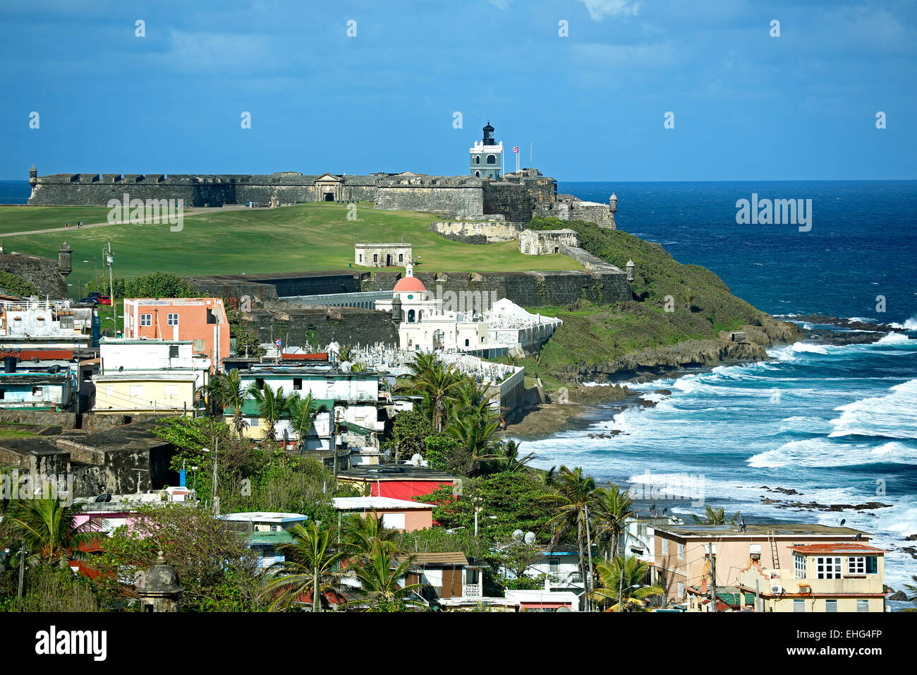 La Perla del barrio y el Castillo de San Felipe del Morro, San Juan National Historic Site, Viejo San Juan, Puerto Rico Foto de stock