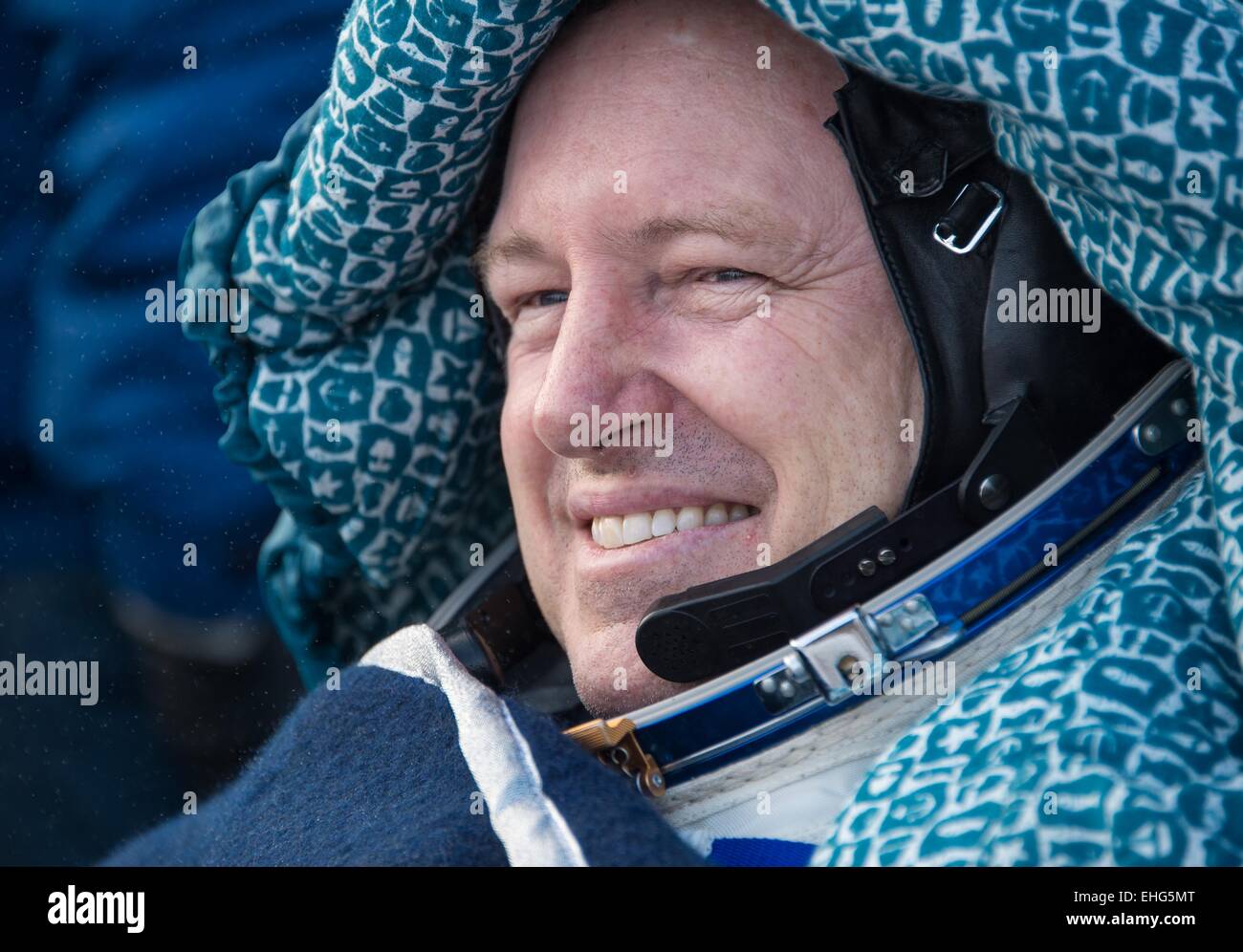 Expedición de la ISS 42 comandante astronauta de la NASA Barry Wilmore sentarse en una silla fuera de la cápsula Soyuz TMA-14M A pocos minutos después de que aterrizó en una zona remota de Marzo 13, 20154 Cerca de Zhezkazgan, Kazajstán. La tripulación está de regreso después de casi seis meses a bordo de la Estación Espacial Internacional. Foto de stock