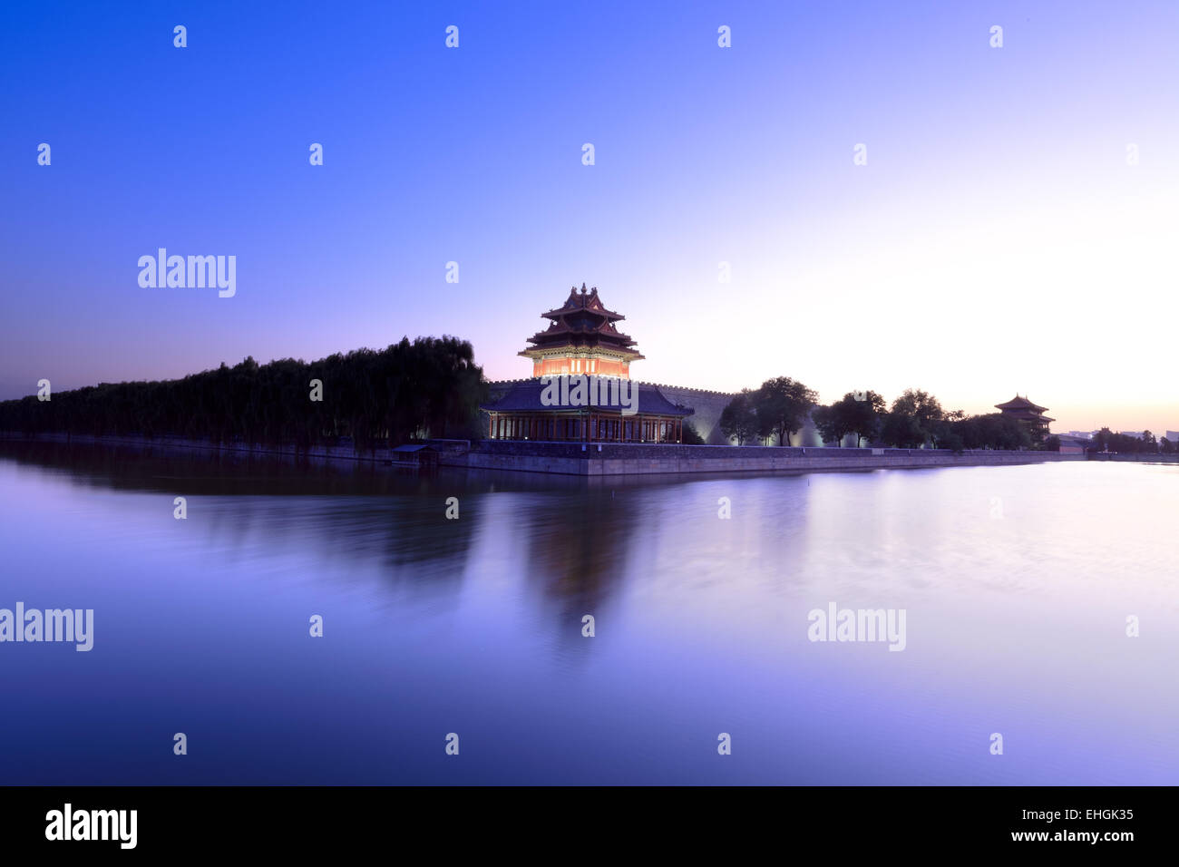 La torreta y foso en Beijing la ciudad prohibida Foto de stock