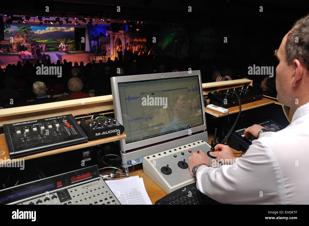 Un técnico de efectos especiales, se agrega a la acción durante una representación teatral en vivo Foto de stock