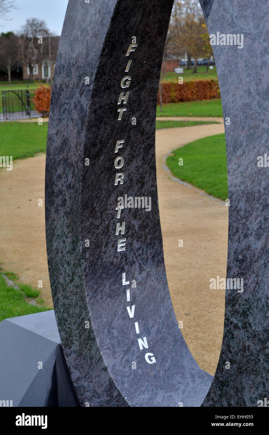 Un monumento conmemorativo dedicado a aquellos que han muerto o han sido heridos en el curso de su trabajo. Foto de stock
