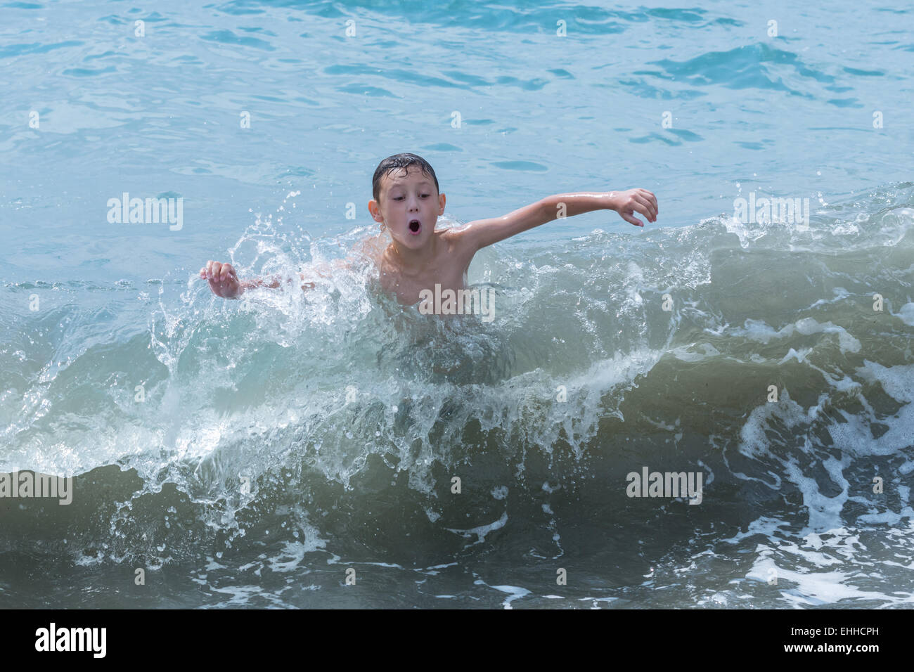 Pequeño niño nadando en el mar Foto de stock