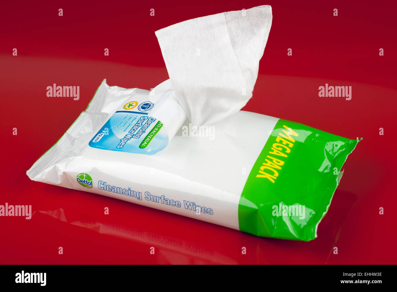Parte de un Megapack de toallitas para superficies antibacterianas Dettol  limpieza Fotografía de stock - Alamy