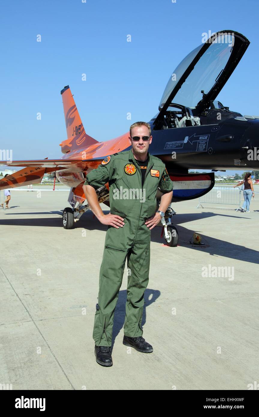 Programa piloto de pie delante de un General Dynamics F-16 Falcon de combate de la fuerza aérea holandesa, Málaga, España, Europa Occidental. Foto de stock