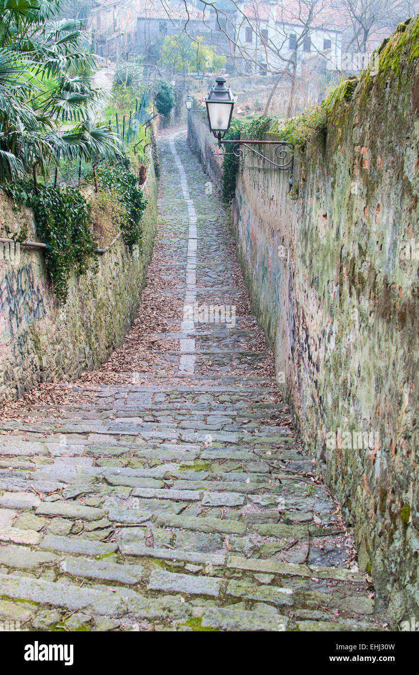 Downhill road en la ciudad medieval de monselice Foto de stock