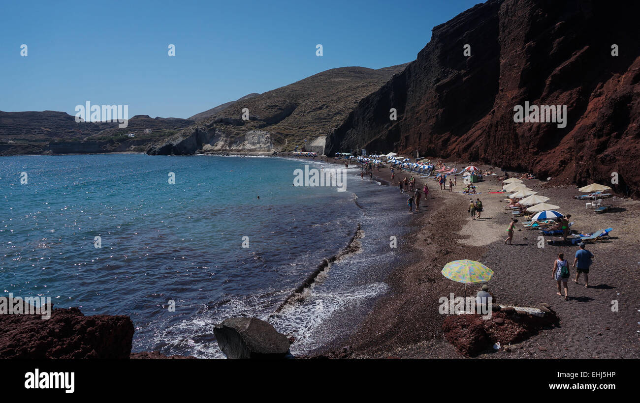 Santorini cliff costa con el océano azul del mar Egeo, en Grecia. Foto de stock