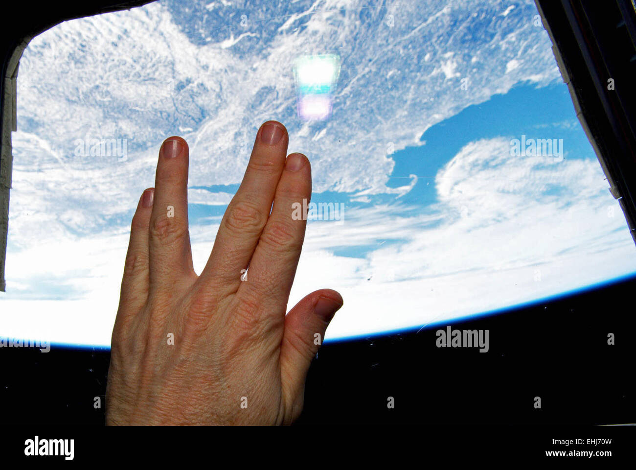 El astronauta Terry Virts (@AstroTerry twiteado) esta imagen de una mano de Vulcan saludar desde órbita como un homenaje al actor Leonard Nimoy, quien murió el viernes, 27 de febrero de 2015. Foto de stock