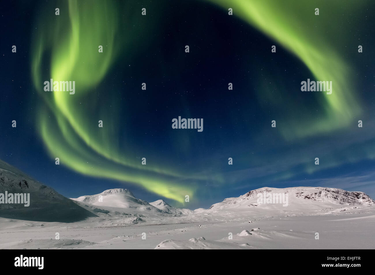 Northern lights en Singistugorna cabañas, zona de montaña Kebnekaise, Kiruna, Suecia, Europa, UE Foto de stock