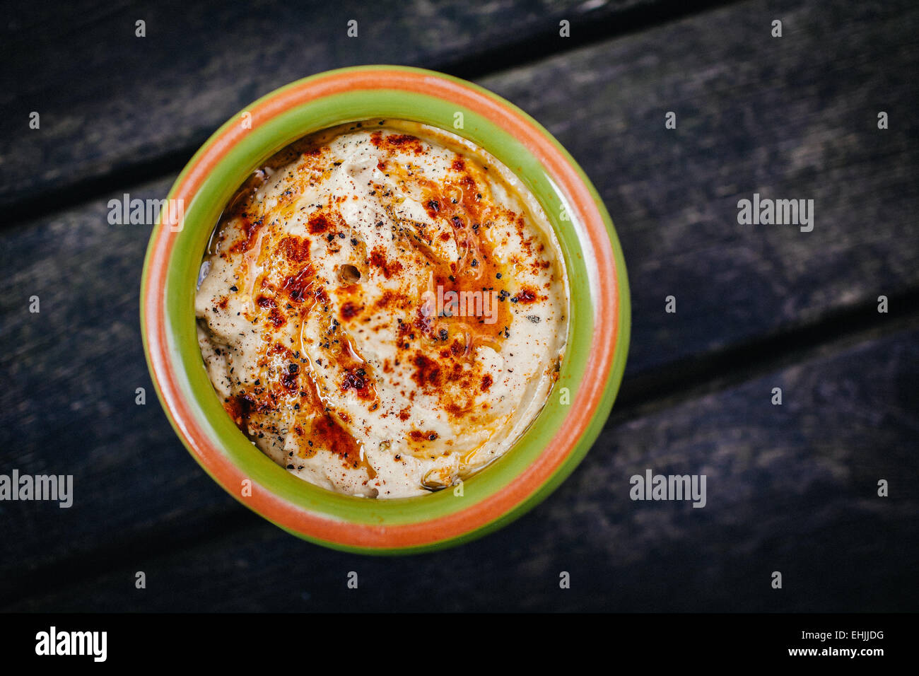 Recién hechas nutritivo tazón de humus. Foto de stock