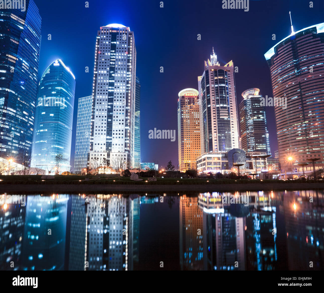 Vista nocturna del distrito central financiero de Shanghai Foto de stock