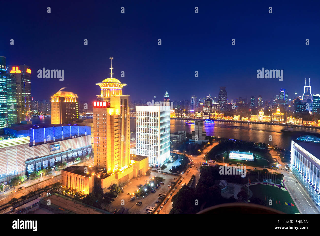 Escena nocturna de Shanghai desde la torre de televisión Oriental Pearl Foto de stock