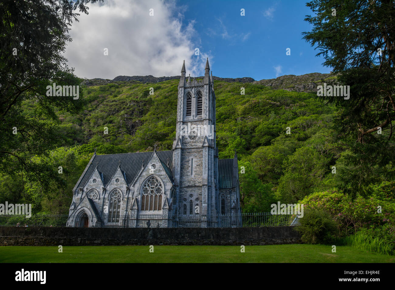 Chirch en la abadía de Kylemore, Connemara, Galway, República de Irlanda Foto de stock
