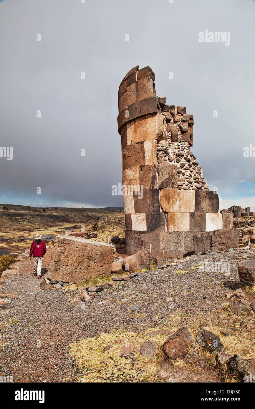 A pocos kilómetros de Puno es el sitio arqueológico Inca de Sillustani con grandes torres funerarias de piedra Inca hasta 35 pies de alto. Foto de stock